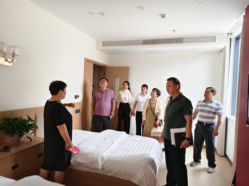 县政协工青妇界小组调研老幼服务事业发展(图1)