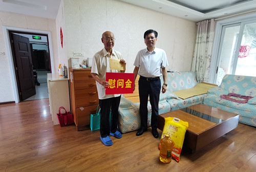 洪涛赴城关镇讲授“七一”专题党课 并走访慰问困难老党员(图2) 微信图片_20260630083614_副本.jpg