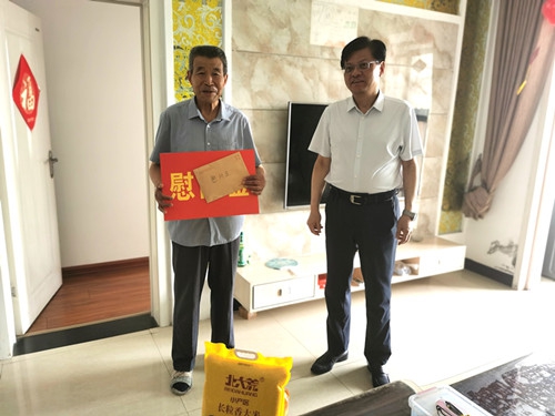 洪涛赴城关镇讲授“七一”专题党课 并走访慰问困难老党员(图3) 22aa800caa357e86545b5aa5cf6acc6_副本.jpg
