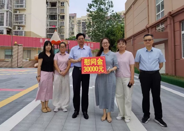 洪涛率队开展教师节走访慰问活动(图1) 2_副本.jpg
