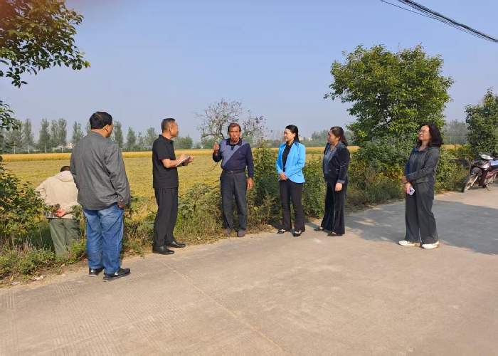 县政协农业界委员小组开展水稻机械化种植调研活动(图1) 图片1_副本.png